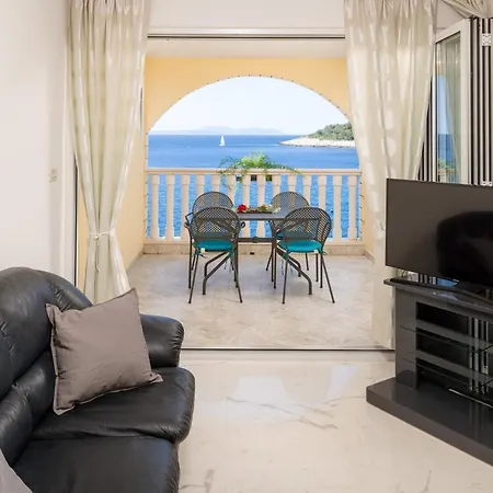 Luxury Bellavista Amazing Sea Holidays With Private Beach & Parking Milna  Exterior photo